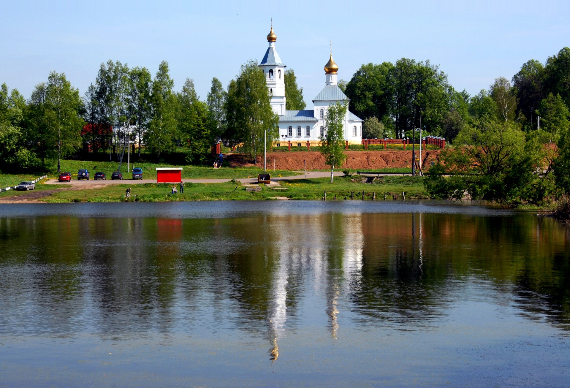 el río la orilla la iglesia de nikolai el hacedor de milagros tishkovo podmoskvie