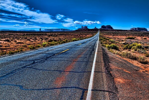 Pista en medio del desierto que conduce a la ciudad