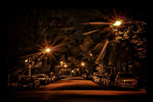 Calle nocturna iluminada por linternas