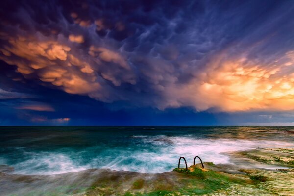 Il cielo colorato incontra il mare luminoso all orizzonte