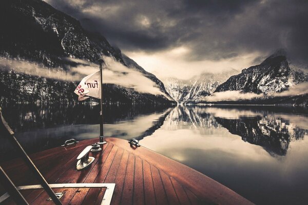 Ein Fluss inmitten der Winterberge