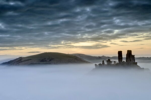 Castello al tramonto nella nebbia