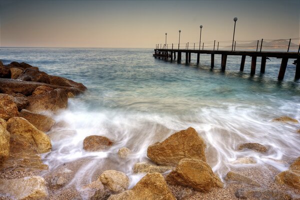 Largo muelle de madera en Dal