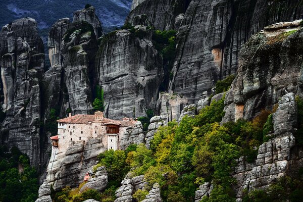 Casa sulla roccia con tetto in mattoni