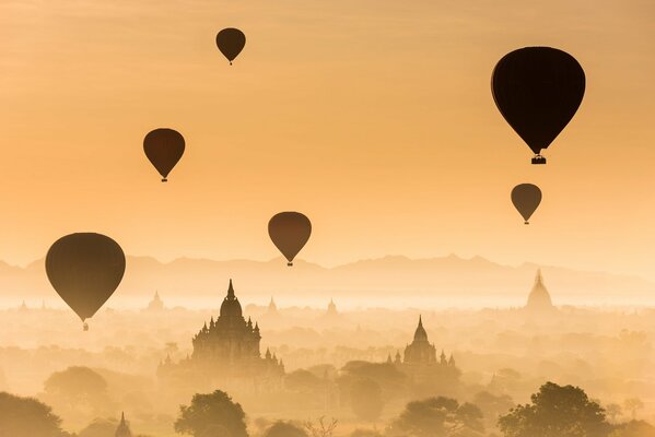 Vol de ballons au coucher du soleil sur le Myanmar