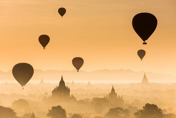 Полет воздушных шаров на закате над Мьянмой