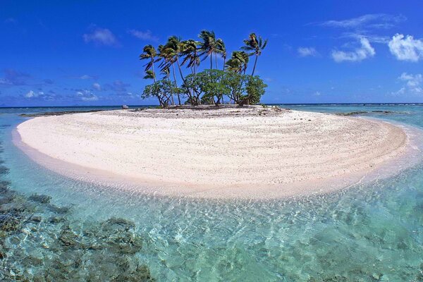 Eine weiße Insel mitten im Ozean