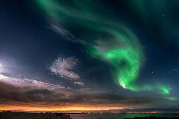 Paisaje del cielo iluminado por el resplandor