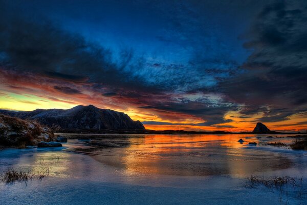 Tramonto arancione nel riflesso della superficie dell acqua