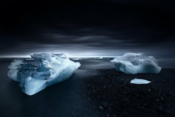 Lastrone di ghiaccio in riva al mare al crepuscolo