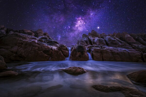 Via Lattea nel cielo notturno sullo sfondo dell oceano