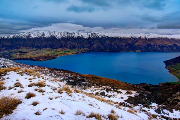 Paysage hivernal. Montagnes et lac