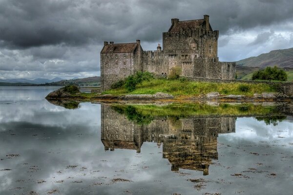 Eine alte Festung auf der Insel. Schottland. Der Fluss