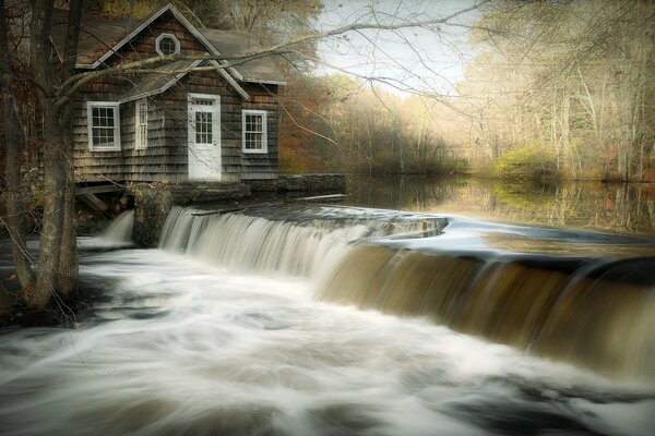 Cascata irrealistica con una casa con una porta bianca