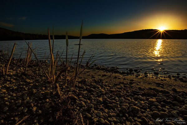 Hermosa puesta de sol en el reflejo del lago