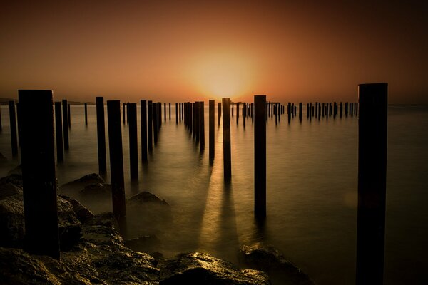 Viele Säulen im Meer bei Sonnenuntergang