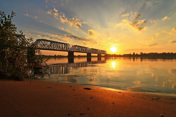 Puente sobre el río Volga por el amanecer