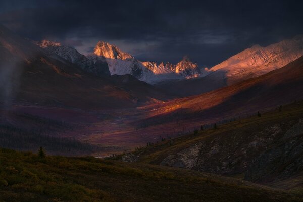 Coucher de soleil dans la vallée des montagnes