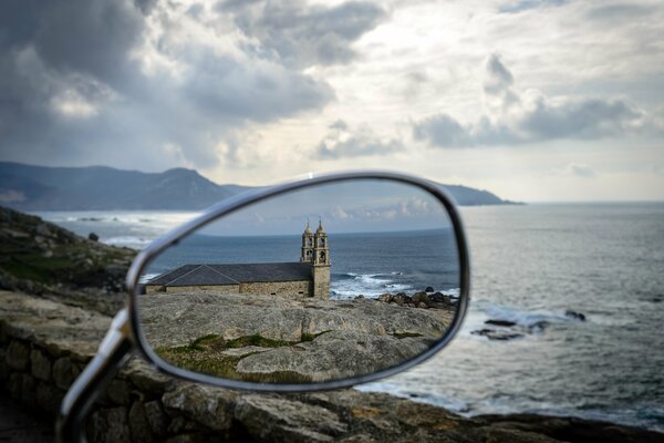 Riflessione della serratura nello specchio dell automobile