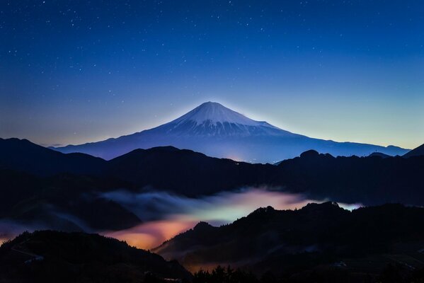 Noche en las montañas. Impresionante naturaleza