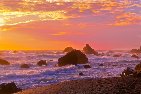 Bord de mer avec des rochers au coucher du soleil