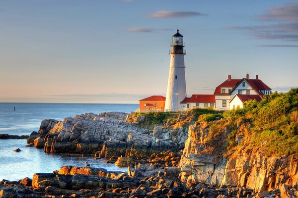 Faro in Oregon al tramonto