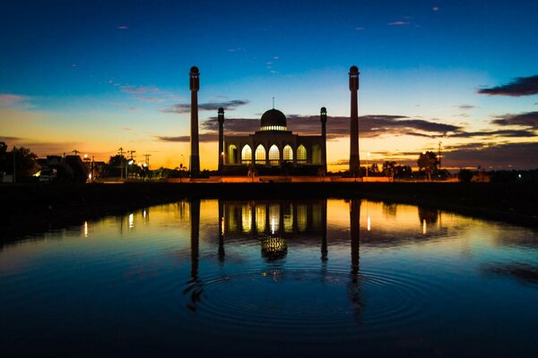 Abendlicher Blick auf die Moschee am Wasser