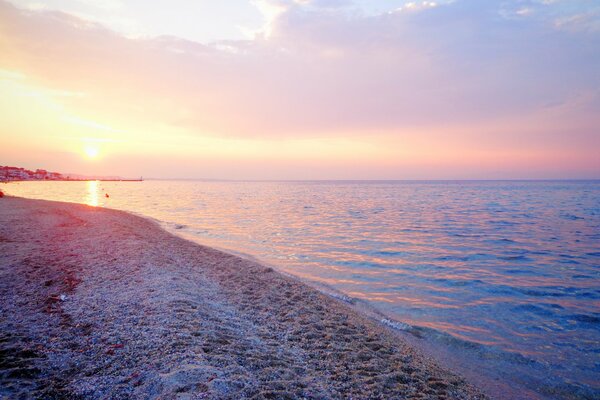 Plage de mer au coucher du soleil en Grèce