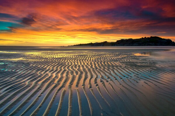 Puesta de sol en el mar. Hermoso paisaje