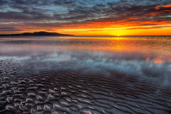 Increíblemente hermosa puesta de sol sobre la superficie del agua