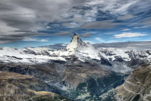 Ein Berg, der zum Himmel gerichtet ist