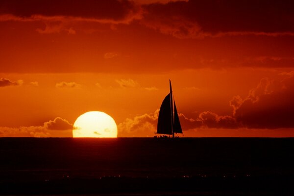 Sonnenuntergang am Meer. Romantik des Sonnenuntergangs