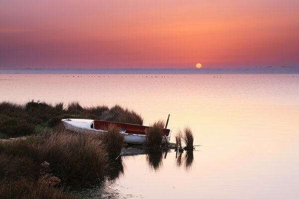 Barco en la orilla al atardecer