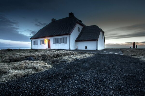 Casa in Islanda. Paesaggio misterioso