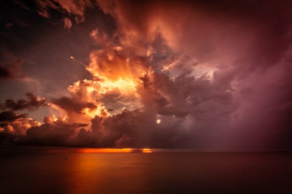 Lumière du soleil à travers les nuages