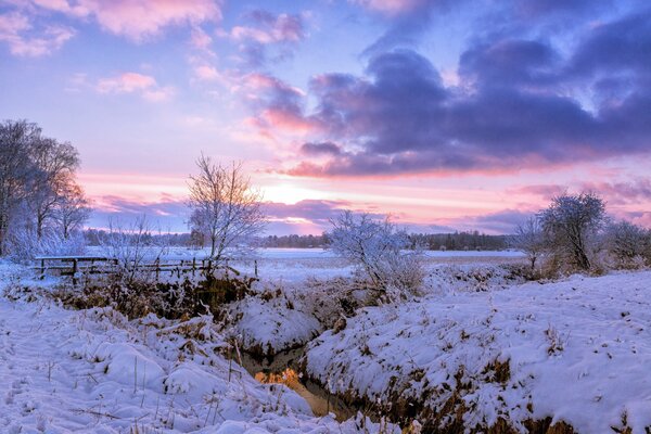 Dorfbrücke im Winter bei Sonnenaufgang