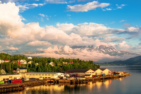 Montagne e case della Norvegia