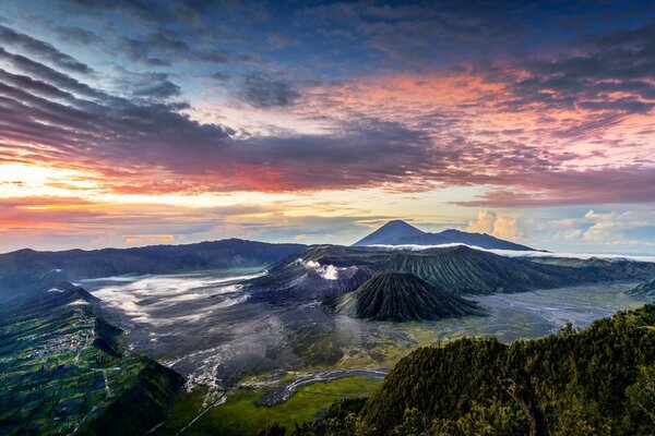 Der vulkanische Komplex Indonesiens. Schöne Wolken