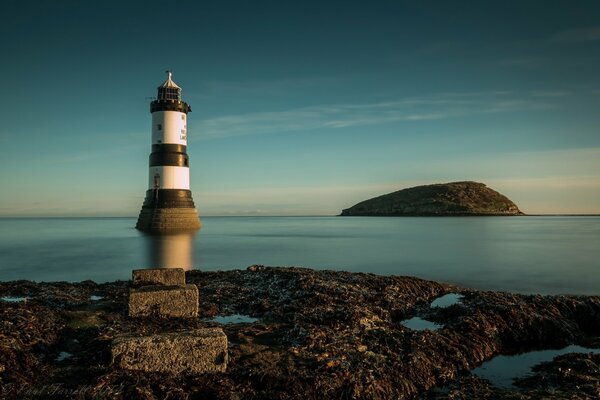 Phare sur la mer avec vue sur l île