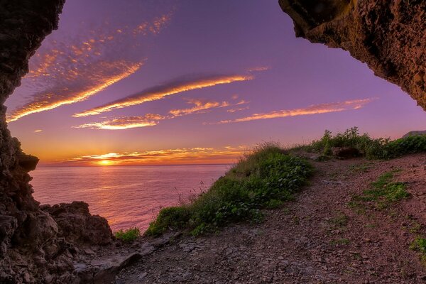 Sommerlandschaft. Sonnenuntergang am Meer