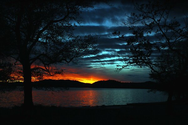 Puesta de sol en el lago como una llama de fuego