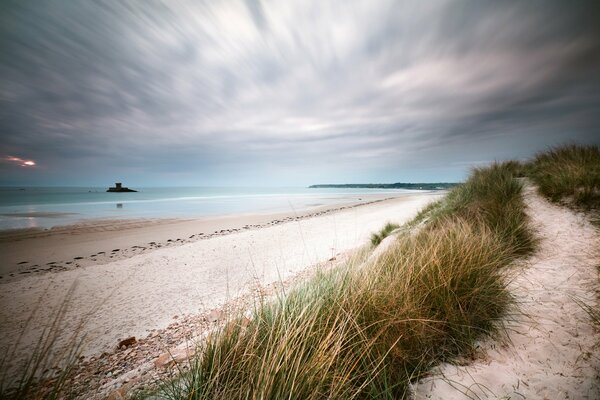 Soirée plage vide par temps nuageux