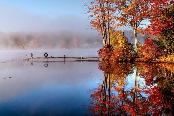 Niebla de otoño en el lago junto al puente