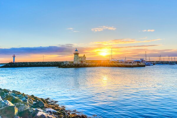 Faro bajo el sol en Irlanda