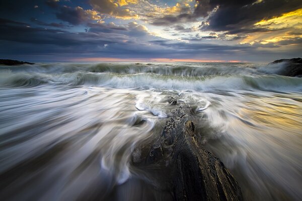 An exciting view of the sea waves