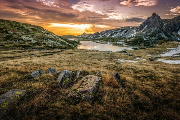 Bergsee bei Sonnenuntergang