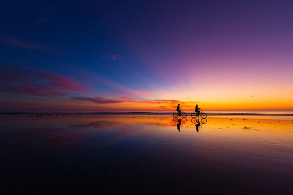 I ciclisti incontrano un tramonto chic