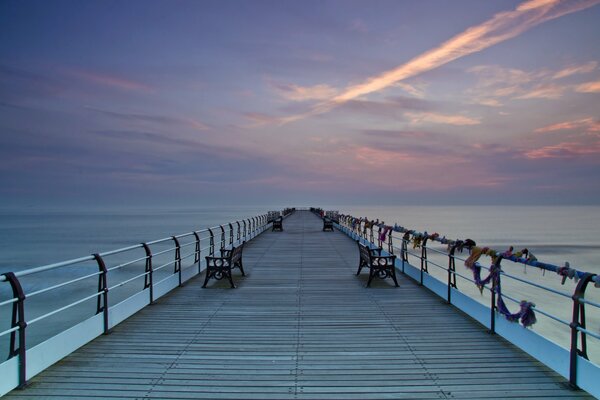 Landschaftsbrücke am Meer Sonnenuntergang