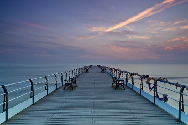 Pont de paysage sur la mer coucher de soleil
