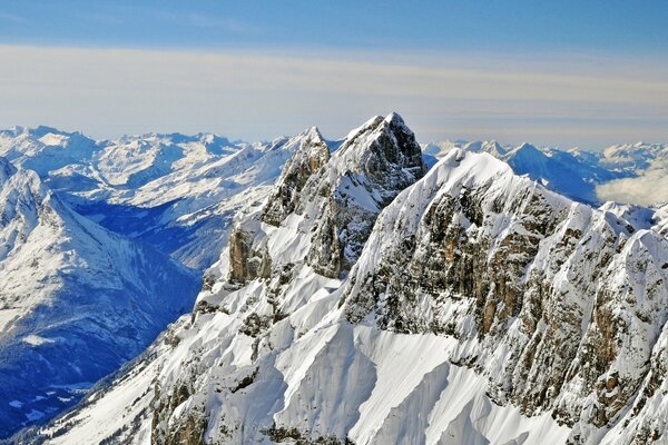 Der Gipfel des Berges ruht in schneeweißen Wolken